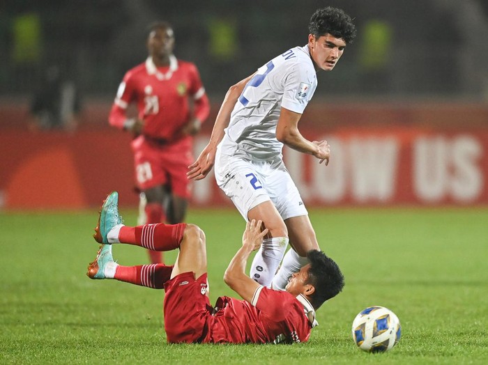 Pesepak bola Timnas U-20 Indonesia menyanyikan lagu Indonesia Raya sebelum bertanding dalam laga terakhir Grup A Piala Asia U-20 menghadapi Timnas U-20 Uzbekistan di Stadion Istiqlol, Fergana, Uzbekistan, Selasa (7/3/20230). ANTARA FOTO/Sigid Kurniawan/tom.