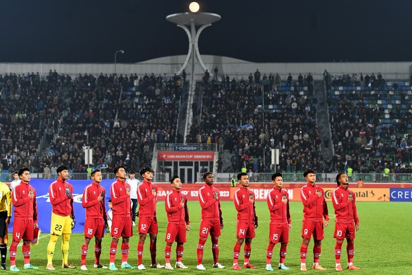 TIMNAS U-20 INDONESIA MELAWAN UZBEKISTAN Pesepak bola Timnas U-20 Indonesia menyanyikan lagu Indonesia Raya sebelum bertanding dalam laga terakhir Grup A Piala Asia U-20 menghadapi Timnas U-20 Uzbekistan di Stadion Istiqlol, Fergana, Uzbekistan, Selasa (7/3/20230). ANTARA FOTO/Sigid Kurniawan/tom.