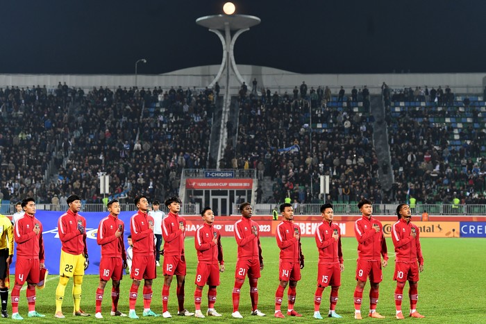 Pesepak bola Timnas U-20 Indonesia menyanyikan lagu Indonesia Raya sebelum bertanding dalam laga terakhir Grup A Piala Asia U-20 menghadapi Timnas U-20 Uzbekistan di Stadion Istiqlol, Fergana, Uzbekistan, Selasa (7/3/20230). ANTARA FOTO/Sigid Kurniawan/tom.