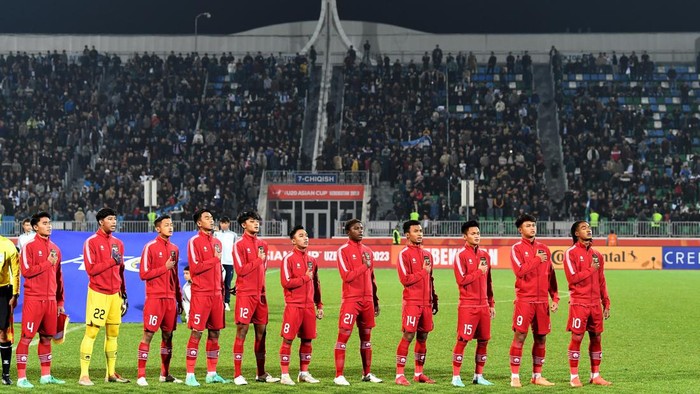 Pesepak bola Timnas U-20 Indonesia menyanyikan lagu Indonesia Raya sebelum bertanding dalam laga terakhir Grup A Piala Asia U-20 menghadapi Timnas U-20 Uzbekistan di Stadion Istiqlol, Fergana, Uzbekistan, Selasa (7/3/20230). ANTARA FOTO/Sigid Kurniawan/tom.