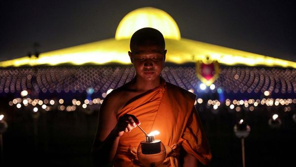 Umat Buddha di Thailand Rayakan Hari Makha Bucha