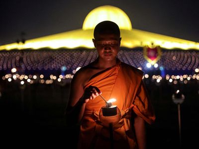 Umat Buddha di Thailand Rayakan Hari Makha Bucha