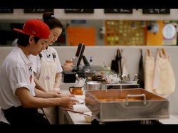 Tampil di Jinnys Kitchen, V BTS Jadi Pelayan di Restoran