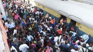 Warga India Berebut Naik Kereta untuk Rayakan Festival Holi