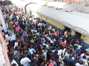 Warga India Berebut Naik Kereta untuk Rayakan Festival Holi