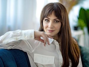 10 Warna Rambut Coklat Klasik dan Elegan Terbaru yang Cocok untuk Kamu