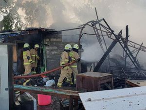 Diduga Korsleting, Warung Makan-Bengkel Dekat SMA di Jakbar Terbakar