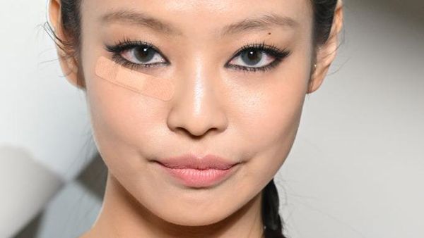 Cuma Jennie BLACKPINK yang Pakai Plester di Wajah Tapi Tetap Slay!