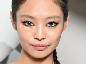 Cuma Jennie BLACKPINK yang Pakai Plester di Wajah Tapi Tetap Slay! Cuma Jennie BLACKPINK yang Pakai Plester di Wajah Tapi Tetap Slay!