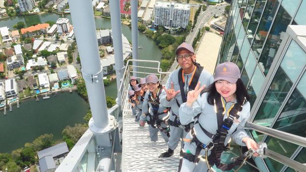 5 Hal Wajib Dilakukan Saat Liburan di Gold Coast Kegiatan SkyPoint Climb di Q1 Tower Gold Coast. (Dok. SkyPoint Climb)