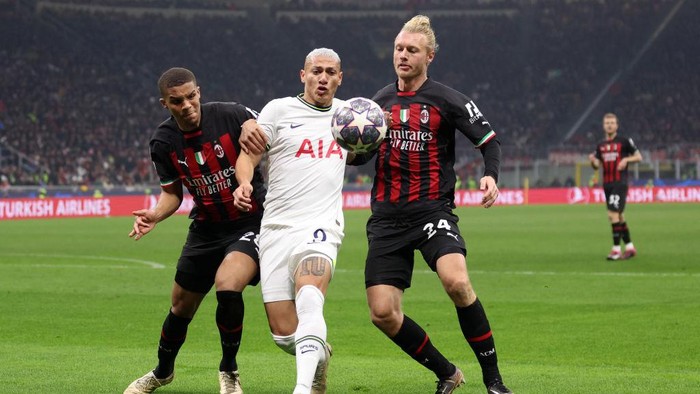 MILAN, ITALY - FEBRUARY 14: Richarlison of Tottenham Hotspur battles for possession with Malick Thiaw and Simon Kjaer of AC Milan during the UEFA Champions League round of 16 leg one match between AC Milan and Tottenham Hotspur at Giuseppe Meazza Stadium on February 14, 2023 in Milan, Italy. (Photo by Catherine Ivill/Getty Images)
