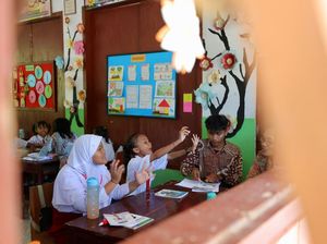 Seru! Anak-anak Desa di Banyuwangi Dilatih Hitung Cepat Sambil Bernyanyi Seru! Anak-anak Desa di Banyuwangi Dilatih Hitung Cepat Sambil Bernyanyi