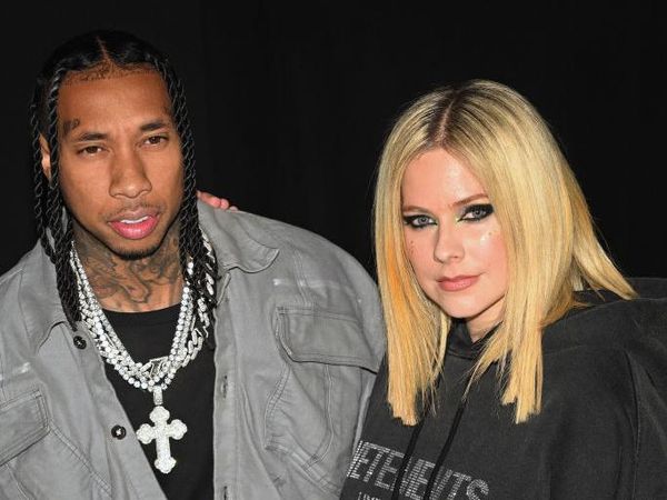 9 Foto Avril Lavigne & Tyga Konfirmasi Pacaran, Ciuman di Paris Fashion Week