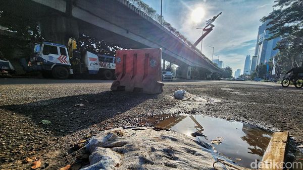 Awas! Jalan Berlubang di Persimpangan Tugu Dirgantara Pancoran