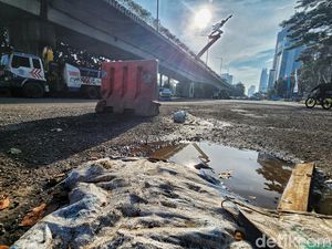 Awas! Jalan Berlubang di Persimpangan Tugu Dirgantara Pancoran