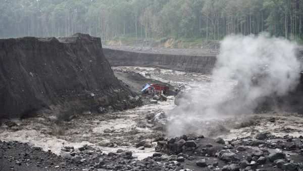 Banjir Lahar Hujan Gunung Semeru Bikin Aktivitas Tambang Pasir Dihentikan