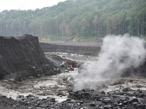 Banjir Lahar Hujan Gunung Semeru Bikin Aktivitas Tambang Pasir Dihentikan
