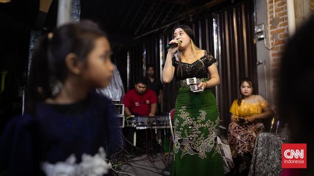 Biduan Koplo di Hajatan Biduan Koplo di Hajatan. (CNN Indonesia/Adi Ibrahim)