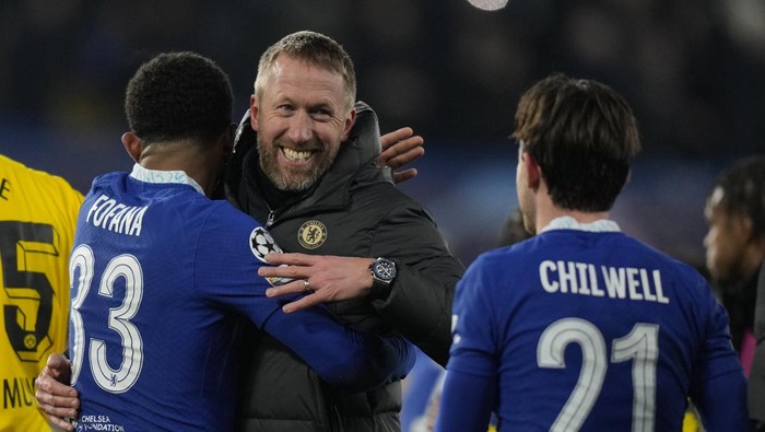 Chelseas head coach Graham Potter, Peter celebrates with his players Chelseas Wesley Fofana, left and Chelseas Ben Chilwell after the end of the Champions League round of 16 second leg soccer match between Chelsea FC and Borussia Dortmund at Stamford Bridge, London, Tuesday March 7, 2023. Tuesday, March 7, 2023. Chelsea won the tie 2-1 over the two legs .(AP Photo/Alastair Grant)
