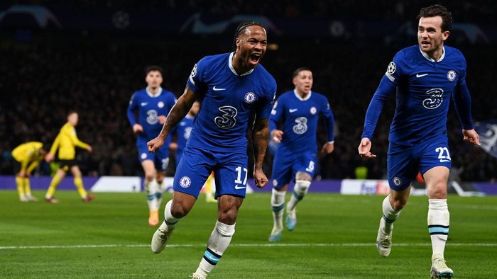 LONDON, ENGLAND - MARCH 07: Raheem Sterling of Chelsea celebrates after scoring the teams first goal with teammates during the UEFA Champions League round of 16 leg two match between Chelsea FC and Borussia Dortmund at Stamford Bridge on March 07, 2023 in London, England. (Photo by Darren Walsh/Chelsea FC via Getty Images)