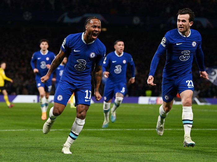 LONDON, ENGLAND - MARCH 07: Raheem Sterling of Chelsea celebrates after scoring the team's first goal with teammates during the UEFA Champions League round of 16 leg two match between Chelsea FC and Borussia Dortmund at Stamford Bridge on March 07, 2023 in London, England. (Photo by Darren Walsh/Chelsea FC via Getty Images)