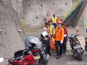 Mayat Pria Ditemukan Mengambang di Curug Jompong Bandung Mayat Pria Ditemukan Mengambang di Curug Jompong Bandung