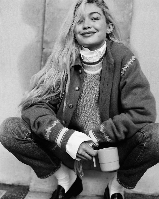 Gigi Hadid memakai outfit GUEST IN RESIDENCE/