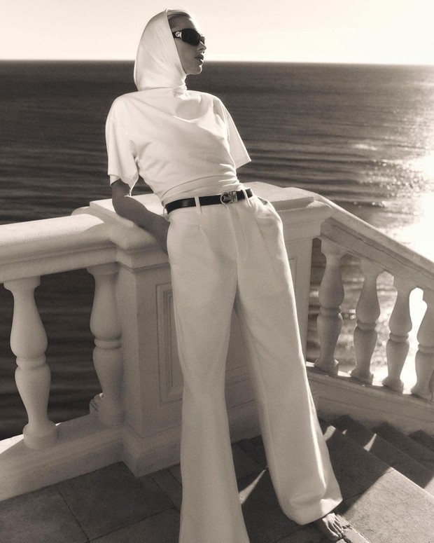 Elsa Hosk memakai busana HELSA/