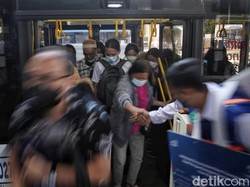 Satgas Bicara soal Aturan Copot Masker di Transportasi Umum