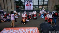 Hari Perempuan, Massa Bentangkan Poster Mencari Mbak Puan di Depan DPR
