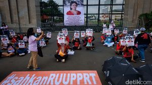 Hari Perempuan, Massa Bentangkan Poster Mencari Mbak Puan di Depan DPR