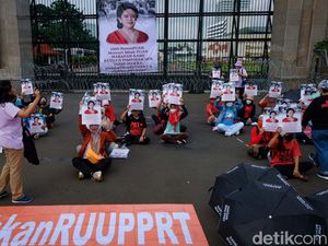 Hari Perempuan, Massa Bentangkan Poster Mencari Mbak Puan di Depan DPR