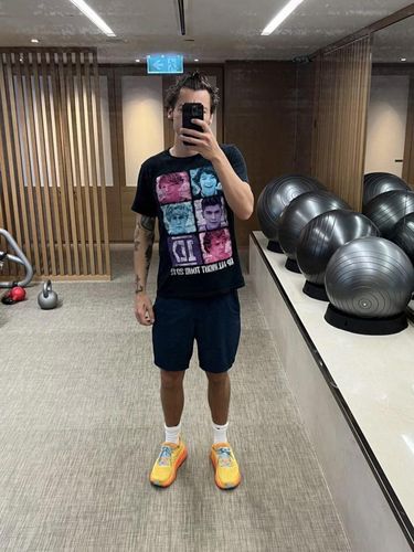 Harry Styles Beri Klarifikasi Usai Hapus Foto Pakai Kaus One Direction