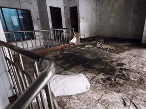 Melihat Kondisi Rumah Bu Mira yang Viral Karena Terbengkalai Melihat Kondisi Rumah Bu Mira yang Viral Karena Terbengkalai