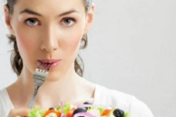 ilustrasi mengunyah dengan perlahan untuk menghindari perut buncit