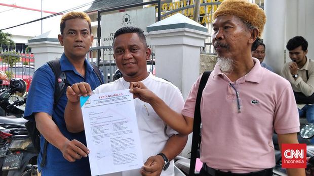 Sejumlah warga yang tergabung dalam Aliansi Masyarakat Jambi Menggugat, melayangkan gugatan untuk pemerintah hingga perusahaan terkait permasalahan angkutan batu bara. Kemacetan parah di jalan nasional akibat penumpukan truk angkutan batu bara telah merugikan masyarakat, sehingga sejumlah warga Jambi membuat gugatan tersebut di Pengadilan Negeri Jambi, Rabu (8/3).