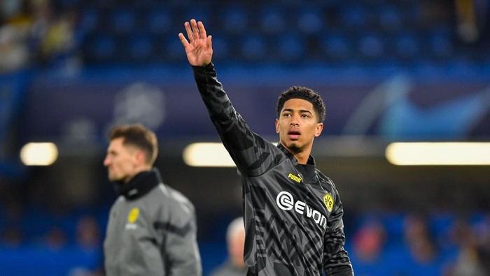 LONDON, ENGLAND - MARCH 07: Jude Bellingham of Borussia Dortmund gestures prior to the UEFA Champions League round of 16 leg two match between Chelsea FC and Borussia Dortmund at Stamford Bridge on March 7, 2023 in London, United Kingdom. (Photo by Vincent Mignott/DeFodi Images via Getty Images)