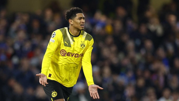 Soccer Football - Champions League - Round of 16 - Second Leg - Chelsea v Borussia Dortmund - Stamford Bridge, London, Britain - March 7, 2023 Borussia Dortmunds Jude Bellingham reacts after Chelsea are awarded a penalty Action Images via Reuters/Peter Cziborra