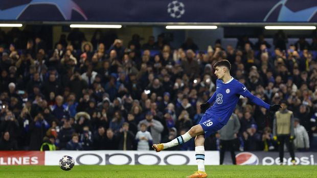 Soccer Football - Champions League - Round of 16 - Second Leg - Chelsea v Borussia Dortmund - Stamford Bridge, London, Britain - March 7, 2023 Chelsea's Kai Havertz scores their second goal from the penalty spot Action Images via Reuters/Peter Cziborra