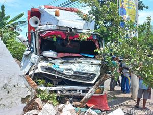Dump Truk Tabrak Rumah Warga Lalu Minimarket di Probolinggo, 1 Luka Dump Truk Tabrak Rumah Warga Lalu Minimarket di Probolinggo, 1 Luka