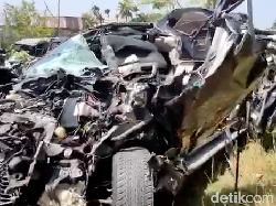 Tabrak Truk Parkir, Mobil Dinas Pj Bupati Aceh Timur Hancur!