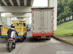 Ada Truk Gangguan, Lalin Jalan MT Haryono Cawang Depan BNN Macet