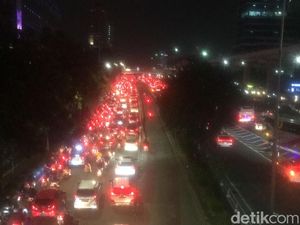 Macet Dua Arah di Jalan Gatot Subroto Saat Jam Pulang Kantor Sore Ini