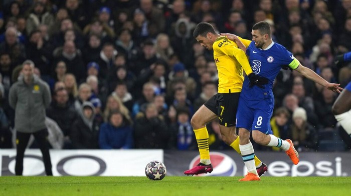 Chelseas Mateo Kovacic, right, challenges Dortmunds Giovanni Reyna during the Champions League round of 16 second leg soccer match between Chelsea FC and Borussia Dortmund at Stamford Bridge, London, Tuesday March 7, 2023. (AP Photo/Alastair Grant)