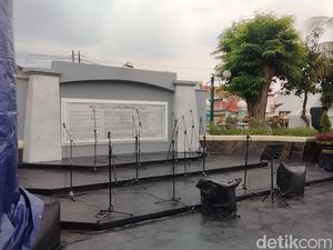 Pelajar Surabaya Akan Nyanyi Indonesia Raya via Zoom di Makam WR Supratman Pelajar Surabaya Akan Nyanyi Indonesia Raya via Zoom di Makam WR Supratman