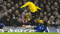 Marc Cucurella tampil apik dalam formasi tiga bek di laga Chelsea vs Dortmund. Akankah bek berpaspor Spanyol itu terus membuktikan diri? (AP)