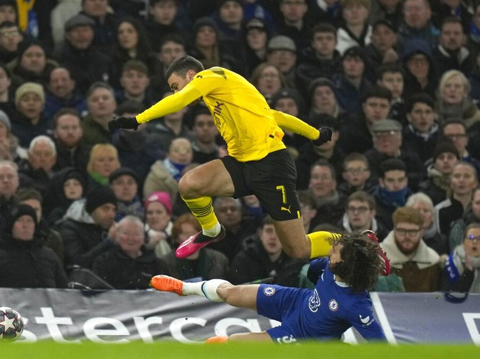 Chelsea's Marc Cucurella, right, challenges Dortmund's Giovanni Reyna during the Champions League round of 16 second leg soccer match between Chelsea FC and Borussia Dortmund at Stamford Bridge, London, Tuesday March 7, 2023. (AP Photo/Alastair Grant)