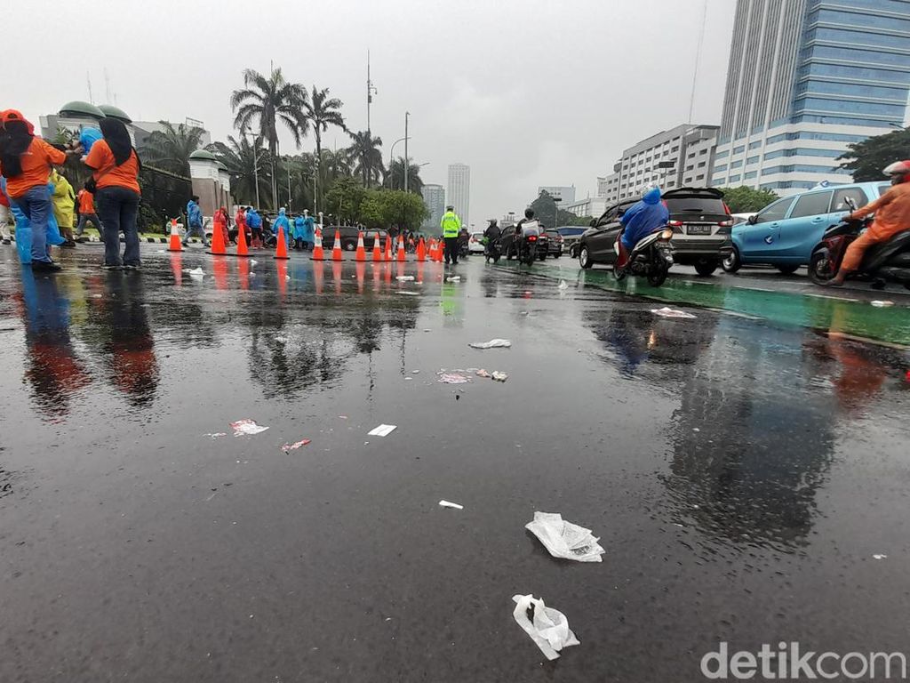 Massa Buruh yang Demo di Depan DPR Bubar Usai Temui Anggota DPR Massa Buruh yang Demo di Depan DPR Bubar Usai Temui Anggota DPR