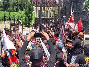 Warga Demo Tolak Tower Seluler, Gerbang Kantor Bupati Blitar Nyaris Roboh
