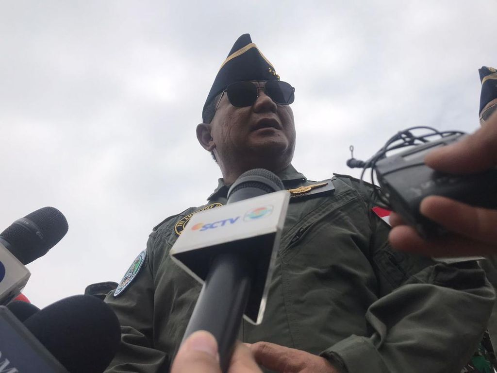 Menhan Prabowo Terima Brevet Wing Kehormatan Penerbang dari TNI AU